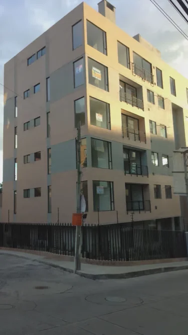 Edificio residencial terminado visto desde la esquina de una calle