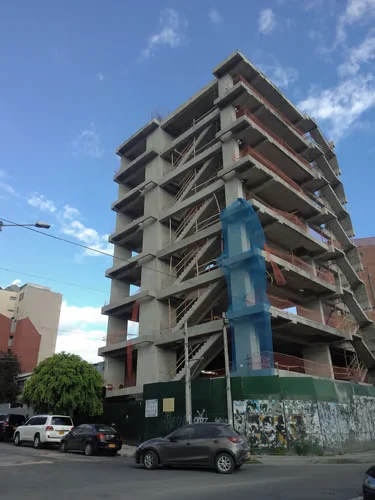 Edificio de varios niveles con estructura expuesta durante obra