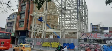 Estructura metálica de varios niveles durante su montaje