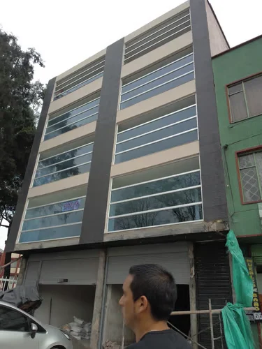 Fachada vertical de edificio con amplias superficies de vidrio