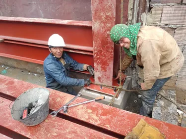 Trabajadores realizando uniones en una estructura metálica