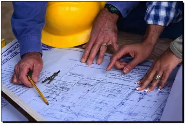 Manos señalando detalles sobre un plano arquitectónico